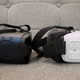 El nuevo Gear VR (izquierda) al lado del viejo. Se aprecia el nuevo trackpad rediseñado y el botón de home dedicado.